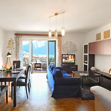Santiago Home With Lake-View Balconies - Happy Rentals