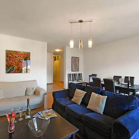 Santiago Home With Lake-View Balconies - Happy Rentals *