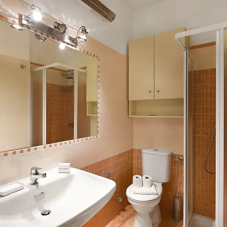 Santiago Home With Lake-View Balconies - Happy Rentals